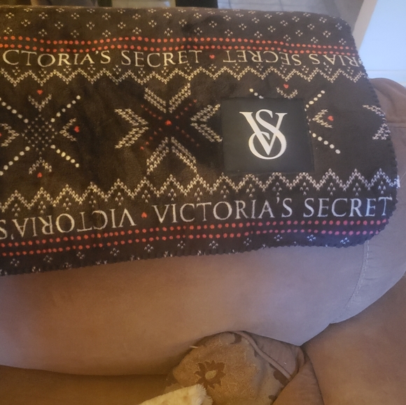 NWT Victoria Secret Fleece Blanket BNWT!! - Picture 5 of 7